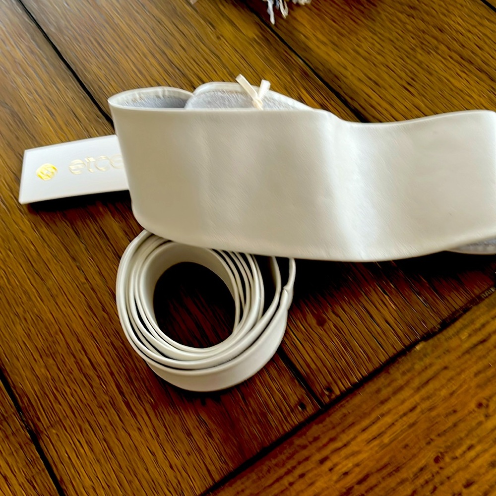 Women’s white leather belt,new never worn Can used on many combinations